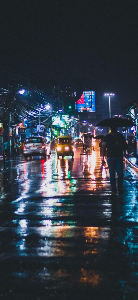 蝶变by麟潜未删减 App 夜间模式界面截图，深色底上文字呈浅灰蓝，屏幕亮度明显低于白天模式